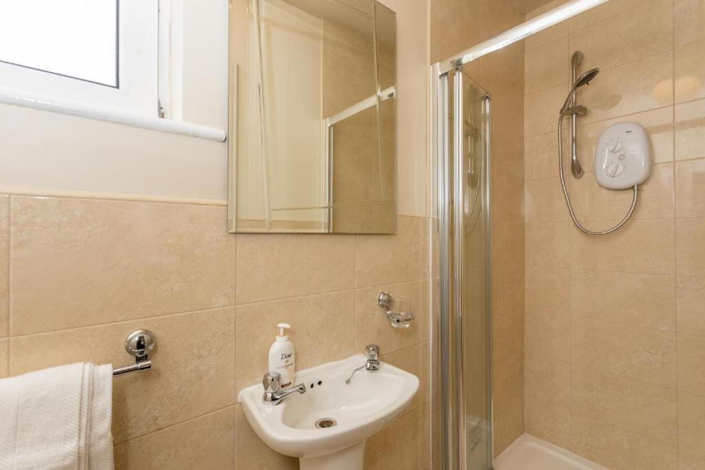 Town Square Townhouse - Best Location In กัลเวย์ ภายนอก รูปภาพ